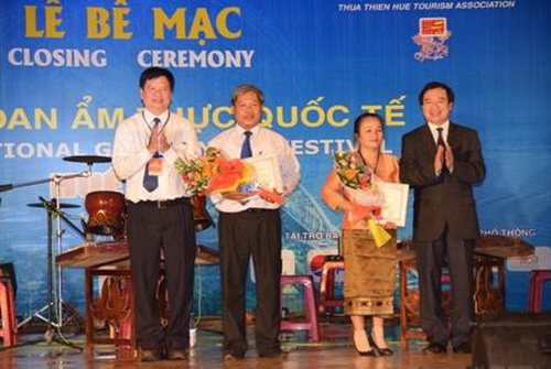 Phó Tổng cục trưởng Tổng cục Du lịch  Hà Văn Siêu trao giải Nhất cho đoàn Cộng hòa dân chủ nhân dân Lào.